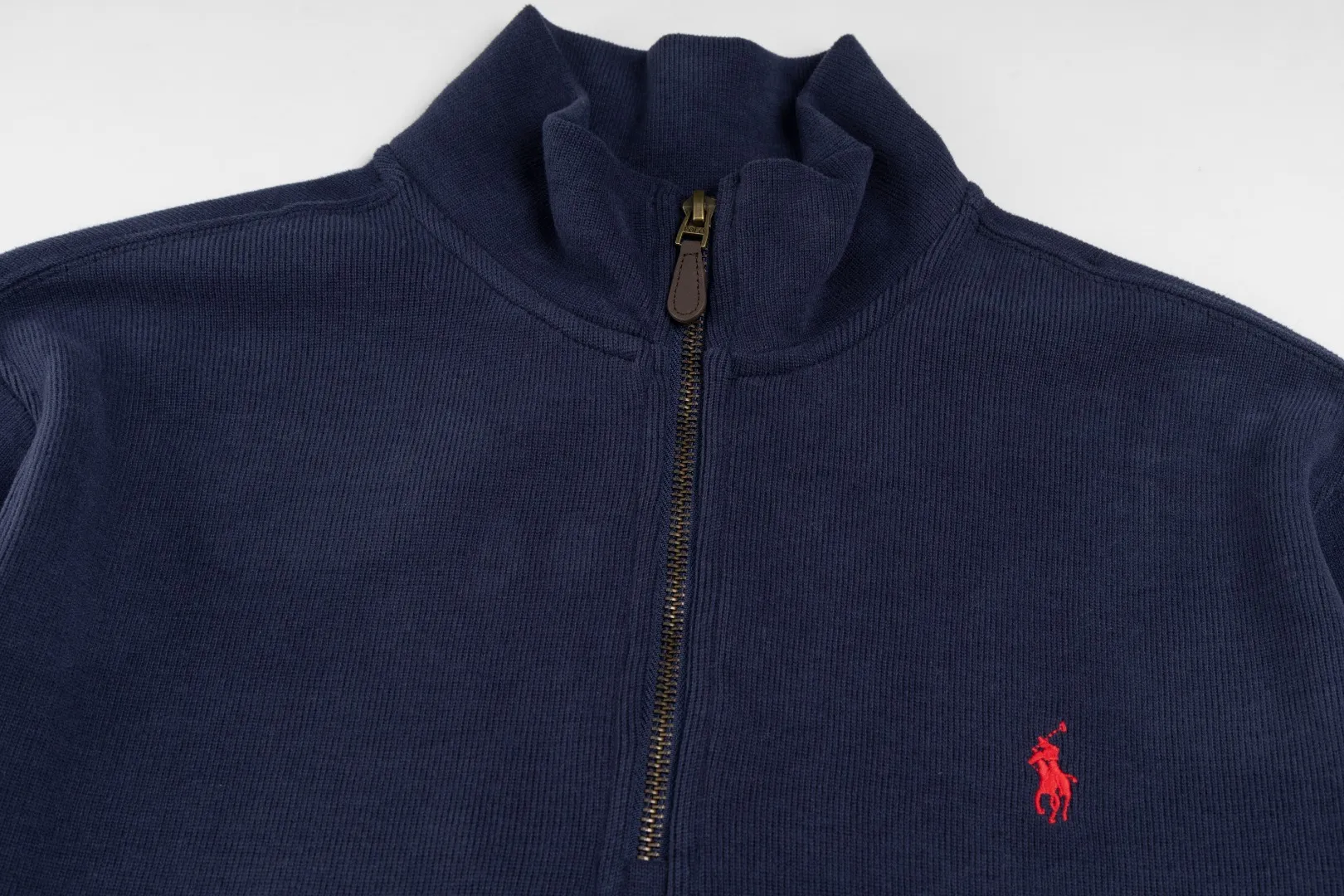P230 #R97 Ralph lauren twelve-color embroidered pony logo half-zip high-neck long-sleeved knitted sweatshirt. The same style for men and women. The new half-zip sweatshirt for couples to wear in autumn is here! This kind of sweatshirt is really popular this year, even more popular than the hooded sweatshirt. Open the zipper and it can be used as a large lapel, which makes it more fashionable. The color of the classic design of the little war horse on the chest is matched with the embroidery. The simple zipper design echoes the brand logo, so you don’t need to match too much. The sweater version is loose enough! The fabric is custom-woven and dyed 100 cotton. 320g high gram weight 100% cotton knitted cotton with a certain thickness. The fabric is soft and comfortable, and the three-dimensional fabric is full of texture. The stitching is three needles and five threads, which is beautiful and strong. The pattern is also good. Although it is loose, it does not look bulky! - It is not a popular color scheme on the street. The color is pure and highly recommended. The upper body has a particularly high rate of turning heads. Loose style. Big drop shoulder OS style. Same style for men and women. Couple wear. Versatile and practical! Color: Gray, navy, khaki, green label, oatmeal brown label, apricot, black, army green, burgundy, pink, dark gray, light blue, white. Size: S M L XL Length: 70/72/74/76 Bust: 53.5/55.5/57.5/58.5 Shoulder width: 44/45/46/47 Sleeve length: 61/62/63/64